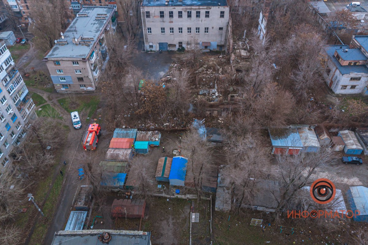 В Днепре на Караваева спасатели больше часа тушили пожар в гараже: мужчину с ожогами забрала скорая 1