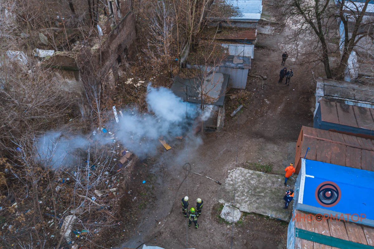 В Днепре на Караваева спасатели больше часа тушили пожар в гараже: мужчину с ожогами забрала скорая 2