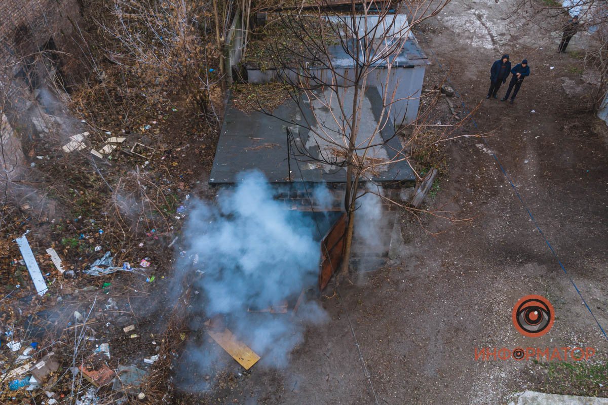 В Днепре на Караваева спасатели больше часа тушили пожар в гараже: мужчину с ожогами забрала скорая 3