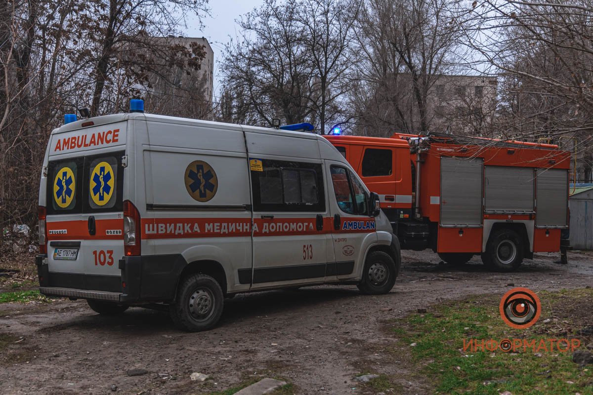 В Днепре на Караваева спасатели больше часа тушили пожар в гараже: мужчину с ожогами забрала скорая 4