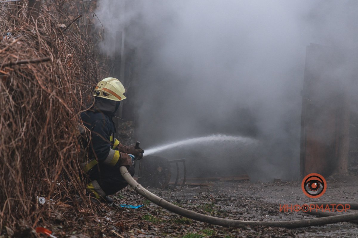 В Днепре на Караваева спасатели больше часа тушили пожар в гараже: мужчину с ожогами забрала скорая 5