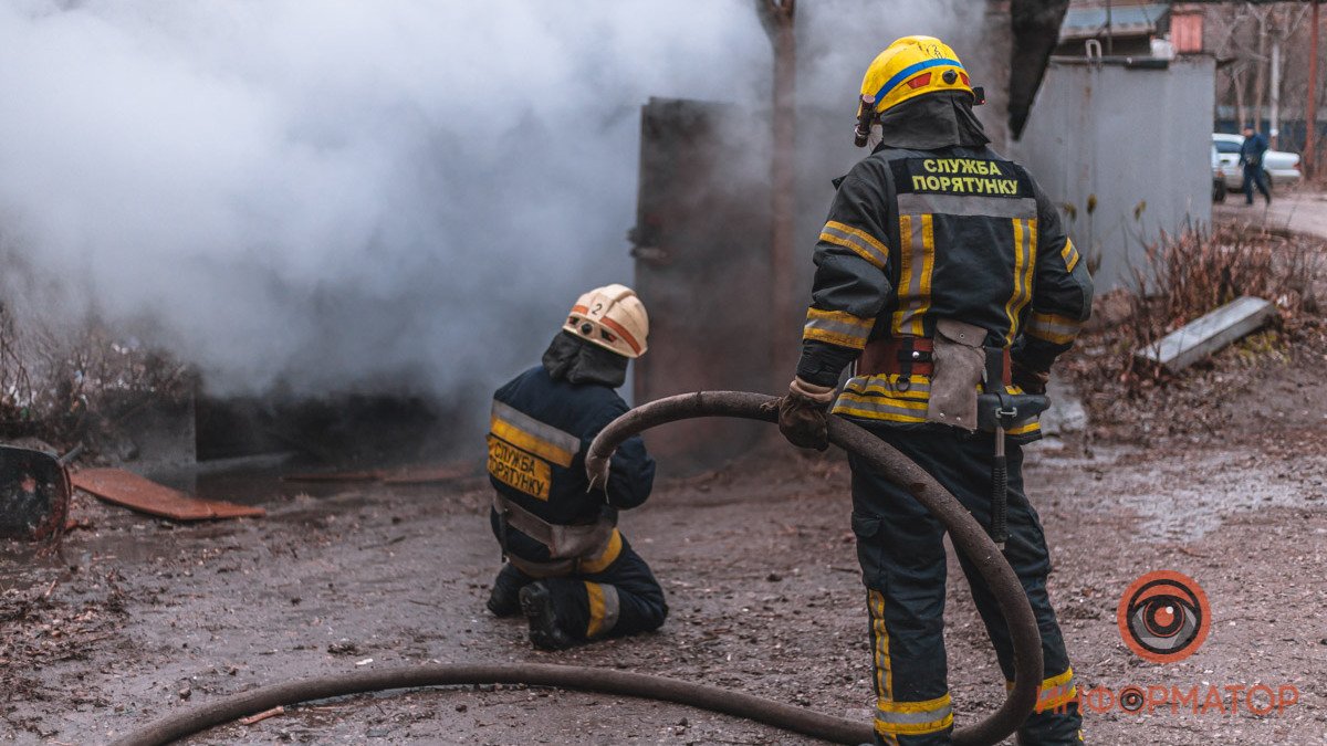 В Днепре на Караваева спасатели больше часа тушили пожар в гараже: мужчину с ожогами забрала скорая 6