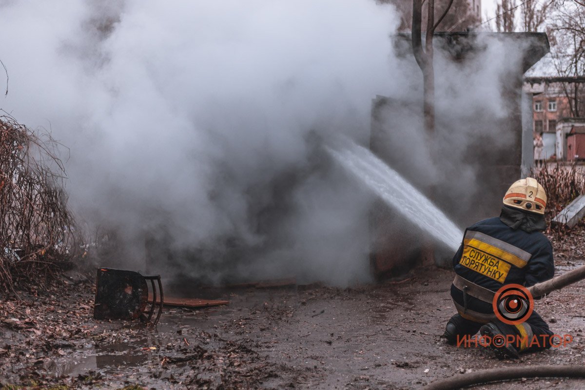 В Днепре на Караваева спасатели больше часа тушили пожар в гараже: мужчину с ожогами забрала скорая 7