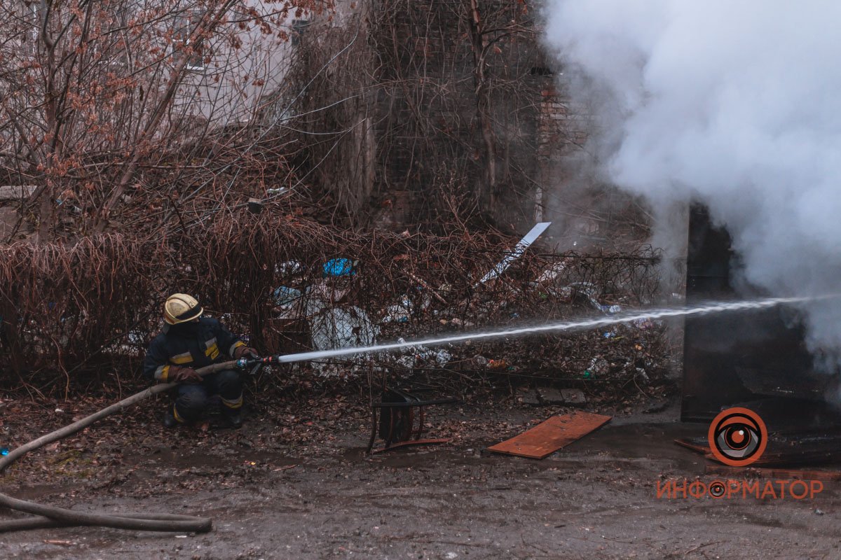 В Днепре на Караваева спасатели больше часа тушили пожар в гараже: мужчину с ожогами забрала скорая 8
