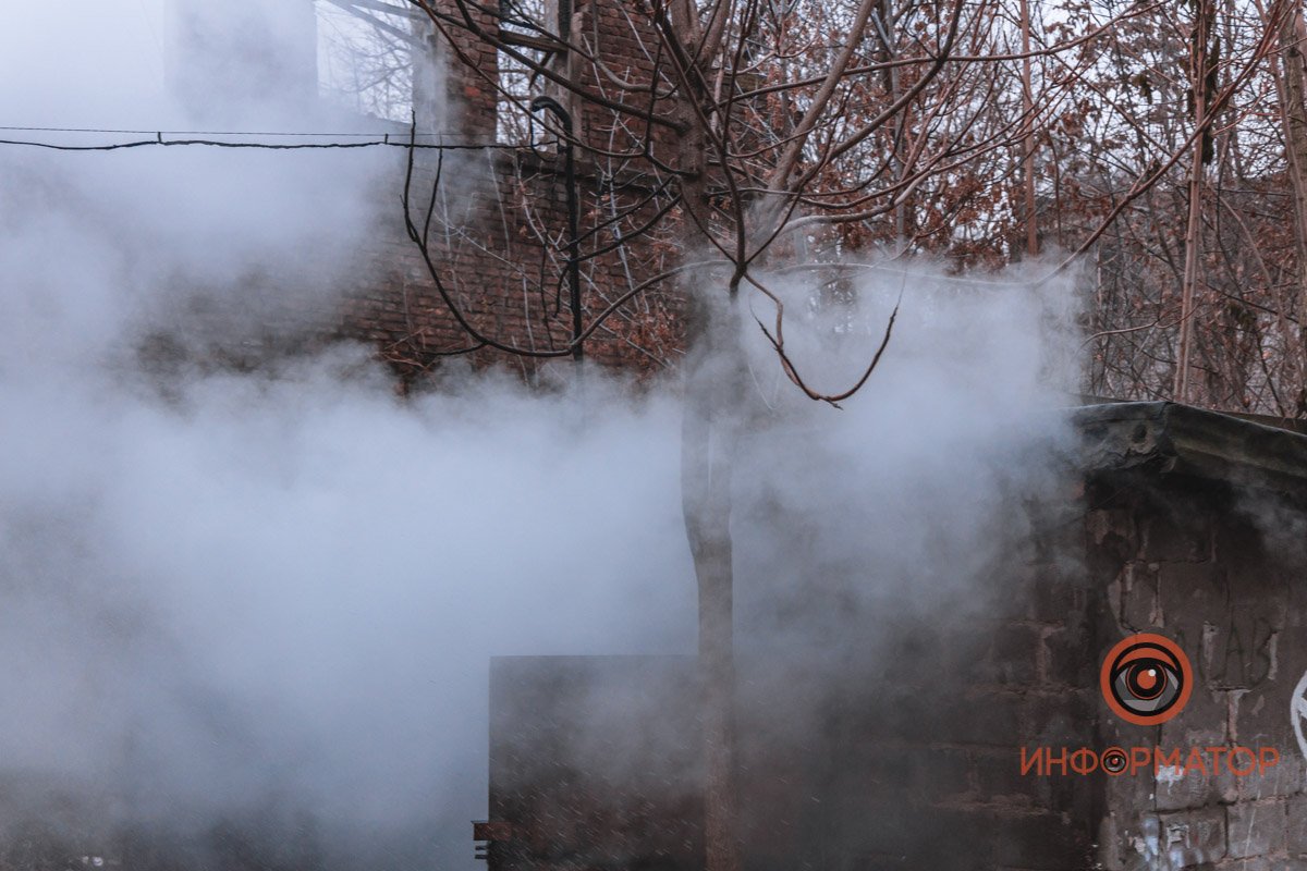 В Днепре на Караваева спасатели больше часа тушили пожар в гараже: мужчину с ожогами забрала скорая 9