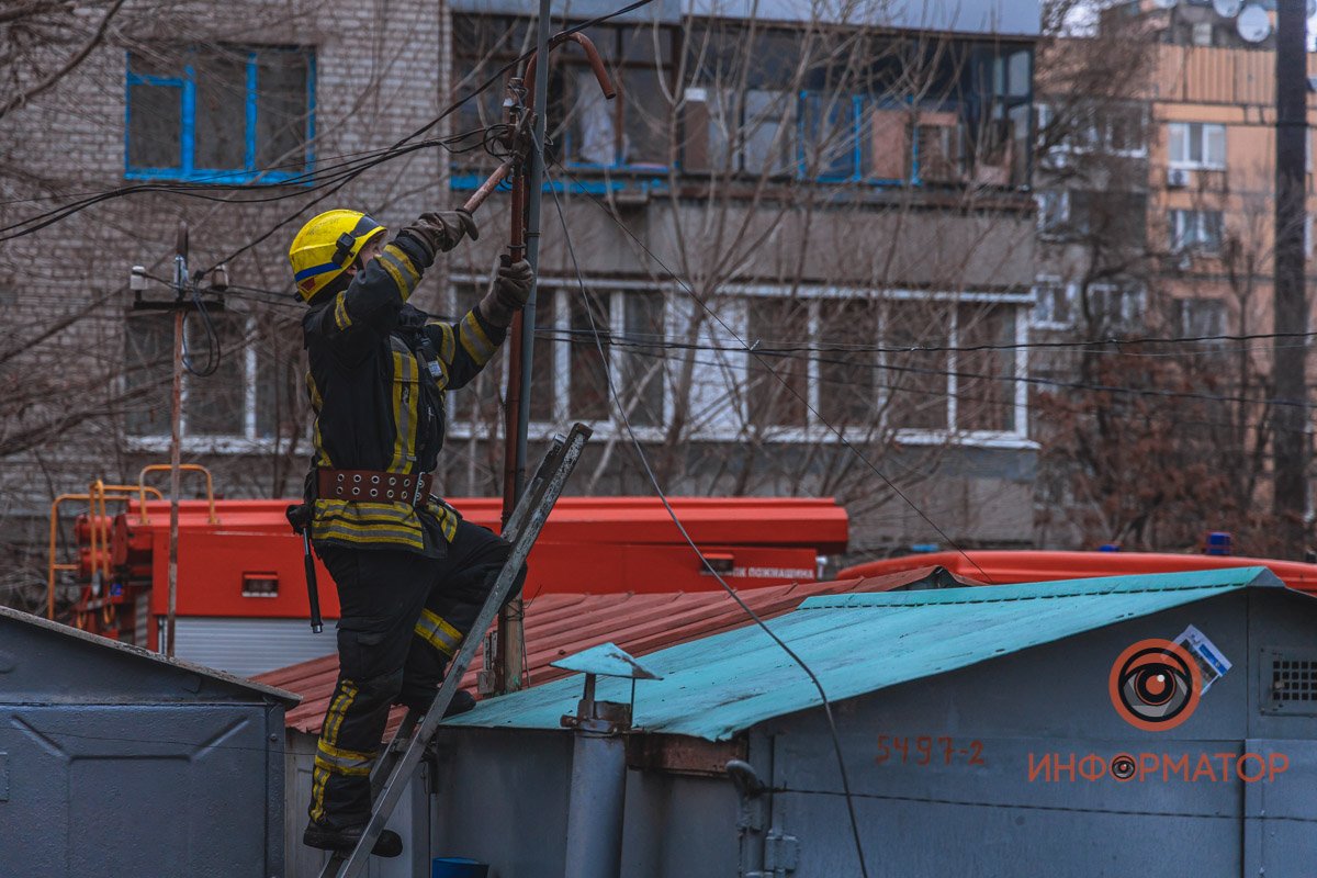 В Днепре на Караваева спасатели больше часа тушили пожар в гараже: мужчину с ожогами забрала скорая 10