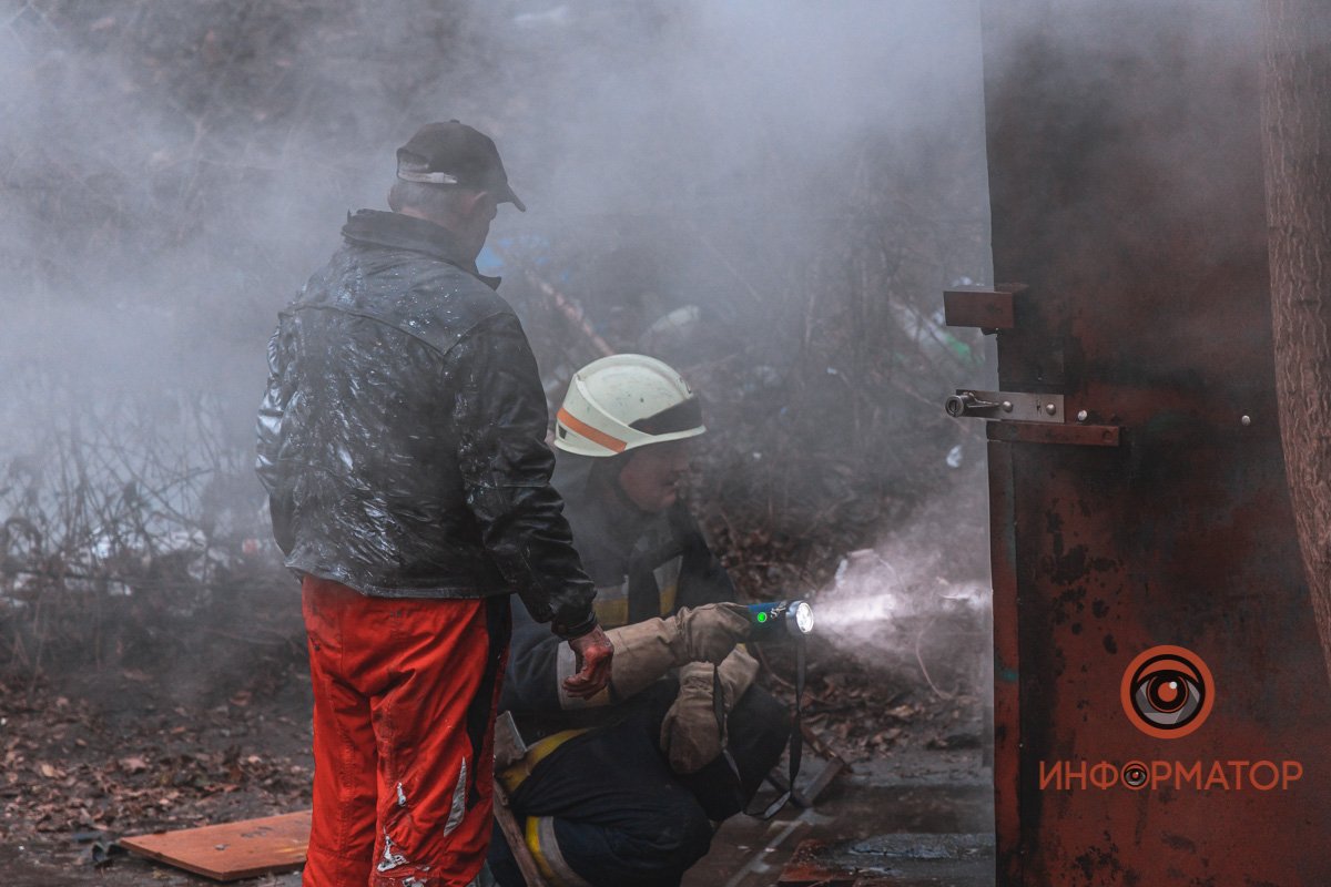 В Днепре на Караваева спасатели больше часа тушили пожар в гараже: мужчину с ожогами забрала скорая 11