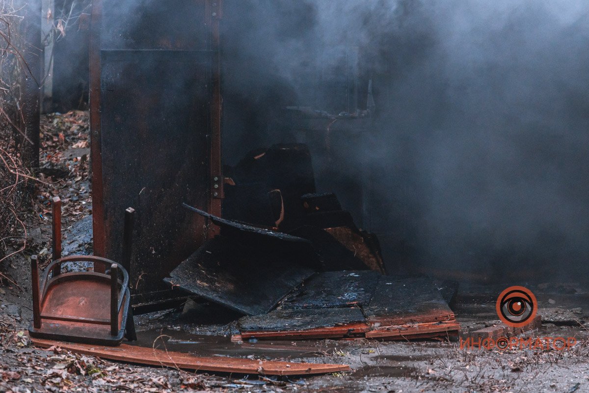 В Днепре на Караваева спасатели больше часа тушили пожар в гараже: мужчину с ожогами забрала скорая 12