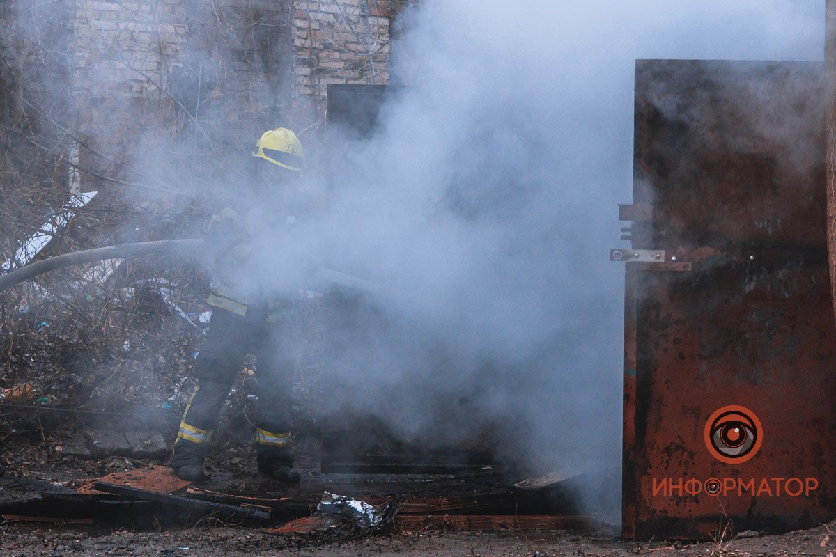 В Днепре на Караваева спасатели больше часа тушили пожар в гараже: мужчину с ожогами забрала скорая 13