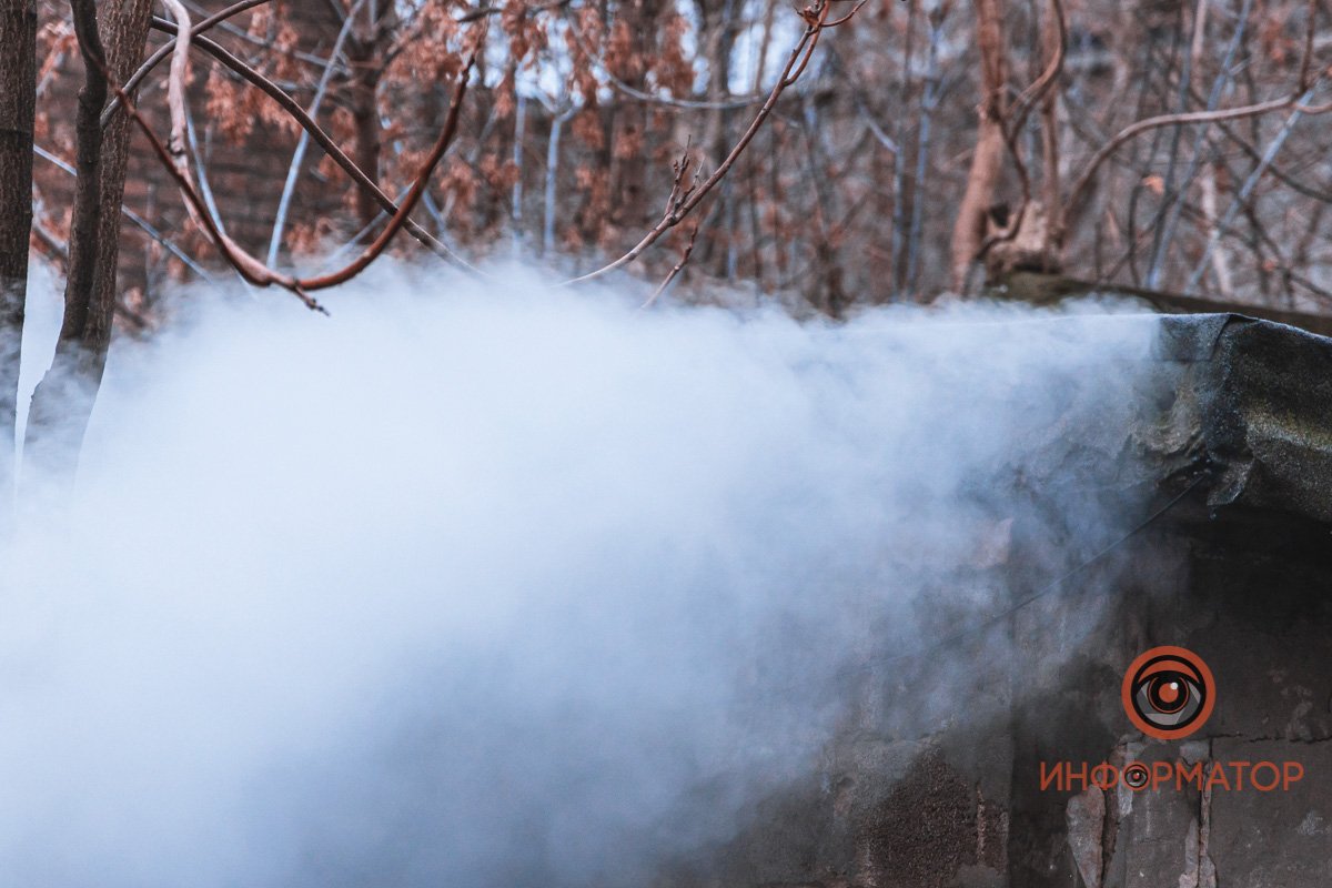 В Днепре на Караваева спасатели больше часа тушили пожар в гараже: мужчину с ожогами забрала скорая 14