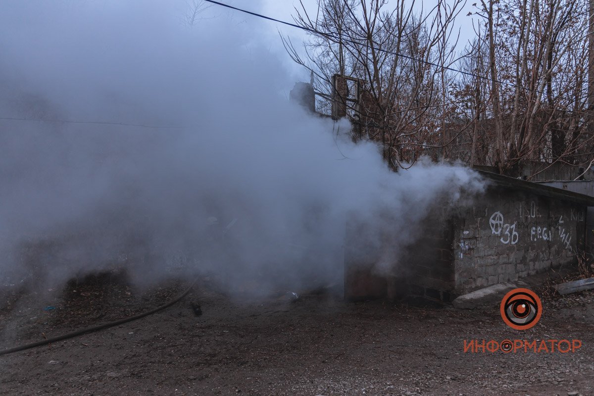 В Днепре на Караваева спасатели больше часа тушили пожар в гараже: мужчину с ожогами забрала скорая 15