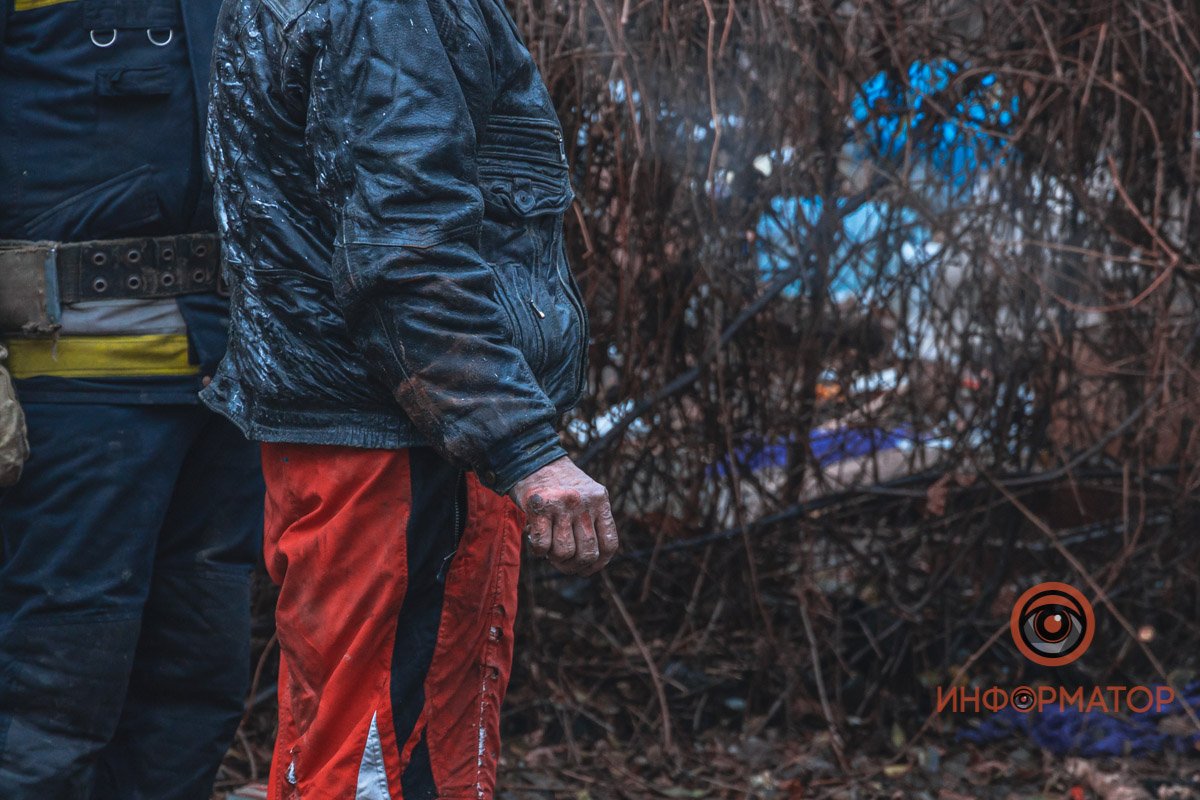 В Днепре на Караваева спасатели больше часа тушили пожар в гараже: мужчину с ожогами забрала скорая 16