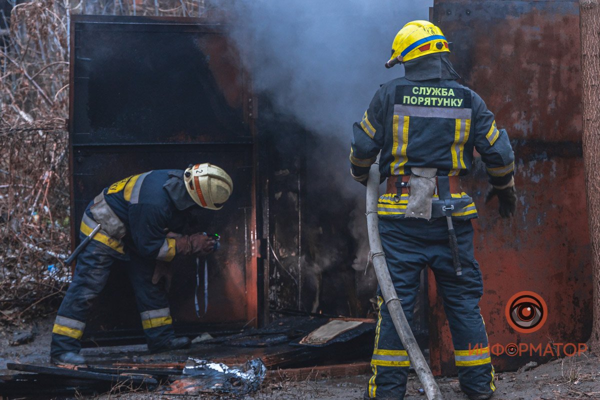 В Днепре на Караваева спасатели больше часа тушили пожар в гараже: мужчину с ожогами забрала скорая 17