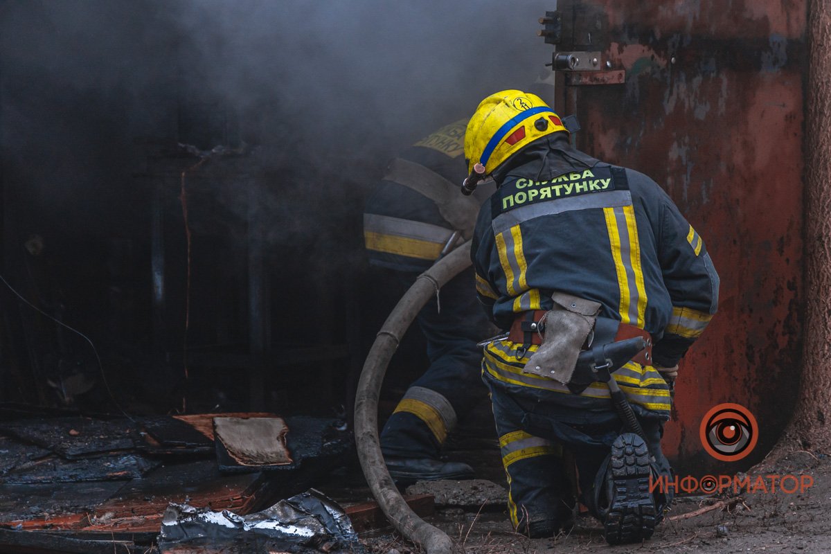 В Днепре на Караваева спасатели больше часа тушили пожар в гараже: мужчину с ожогами забрала скорая 18