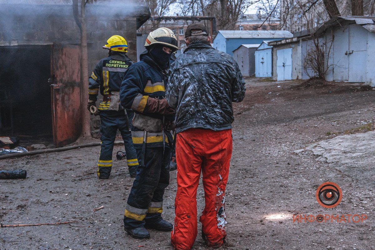 В Днепре на Караваева спасатели больше часа тушили пожар в гараже: мужчину с ожогами забрала скорая 19