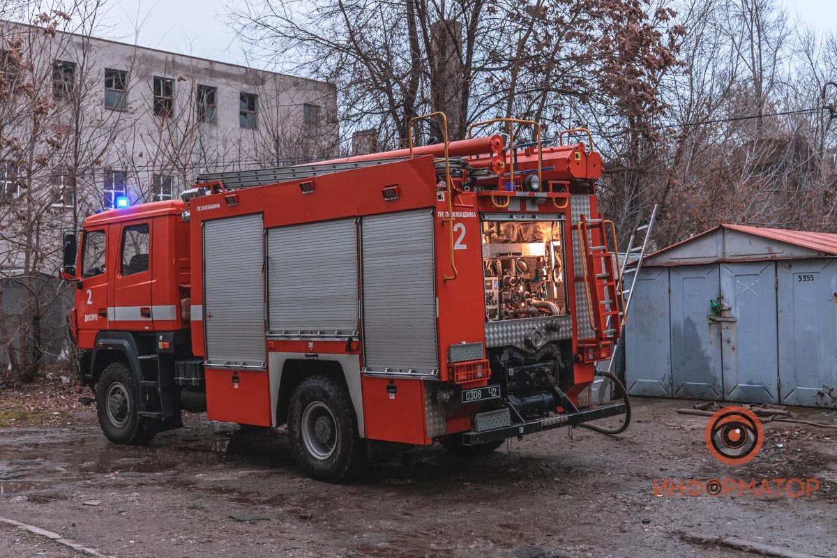 В Днепре на Караваева спасатели больше часа тушили пожар в гараже: мужчину с ожогами забрала скорая 20