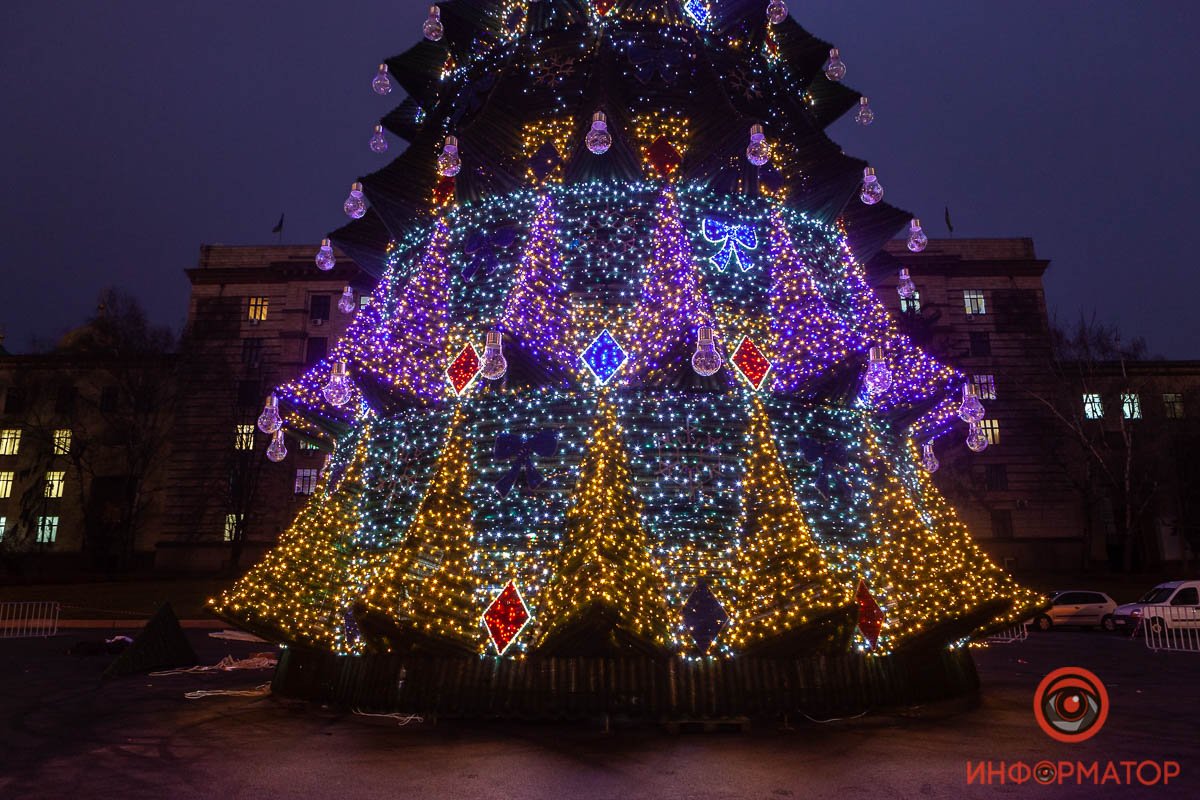 Елку устанавливали на протяжении 2 недель