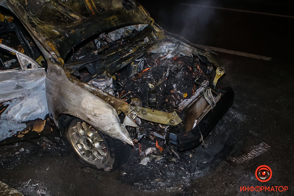 Автомобиль выгорел дотла Автомобиль выгорел дотла