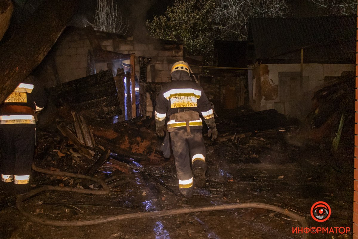 Огонь возник в деревянной пристройке Огонь возник в деревянной пристройке
