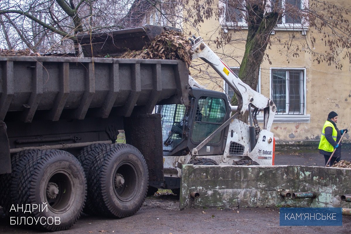 Мэр Каменского проверил, как убирают листву с территории города 1