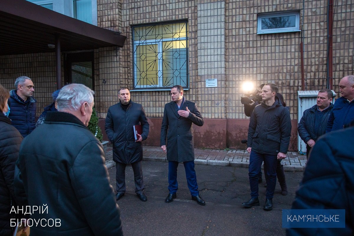 Мэр Каменского проверил, как убирают листву с территории города 4