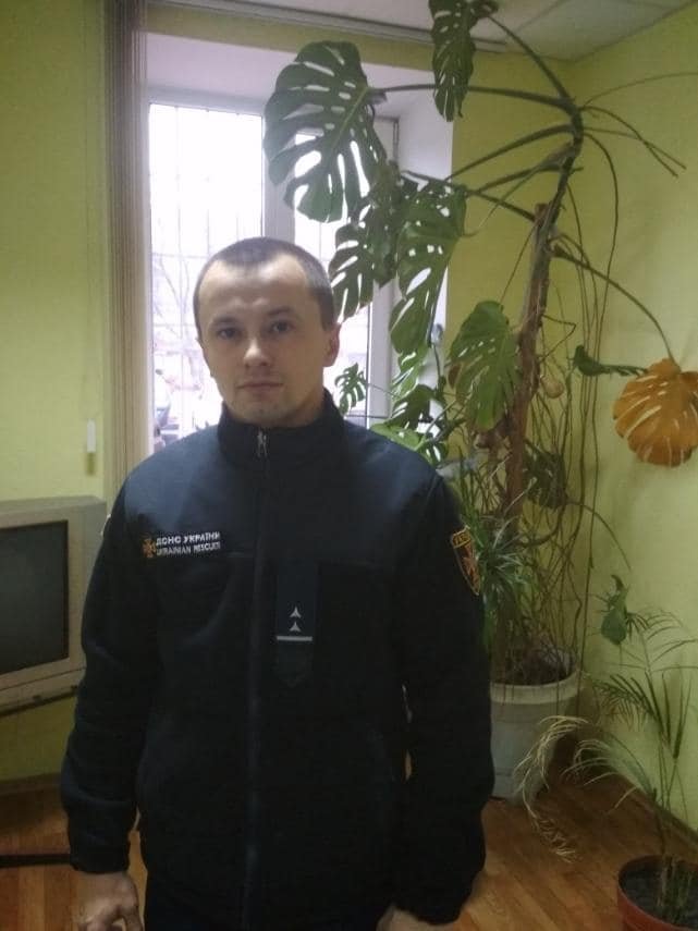 Сотрудник ГСЧС ехал на работу, когда увидел перевернутый автомобиль Сотрудник ГСЧС ехал на работу, когда увидел перевернутый автомобиль