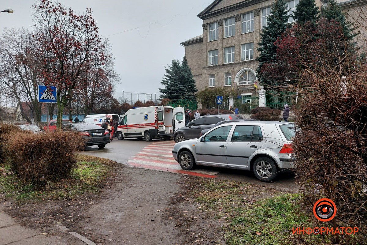 14-летний мальчик принес в учебное учреждение бутылку с неизвестно жидкостью и угостил ею двух девочек