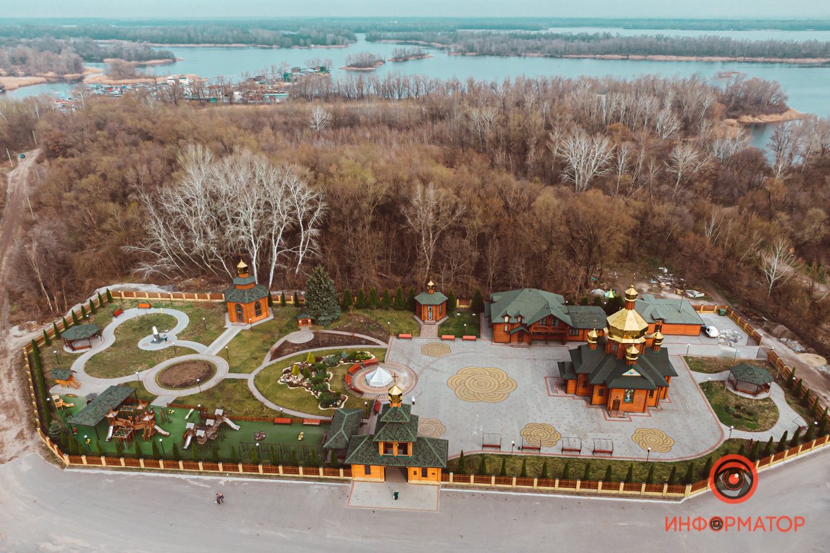 Деревянный храм на берегу реки Деревянный храм на берегу реки