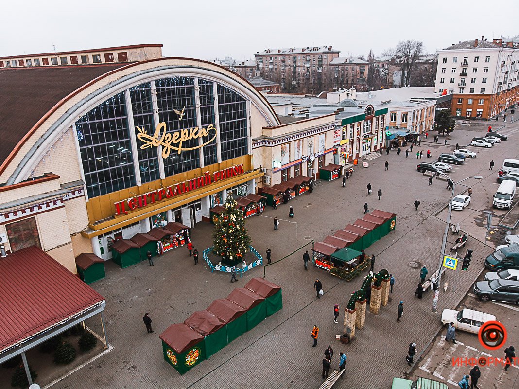 Возле рынка установили елочку