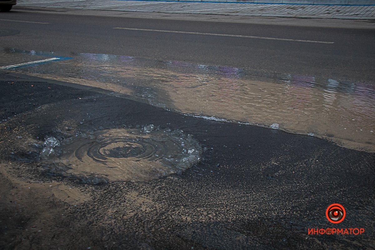 Из коллектора бьет вода