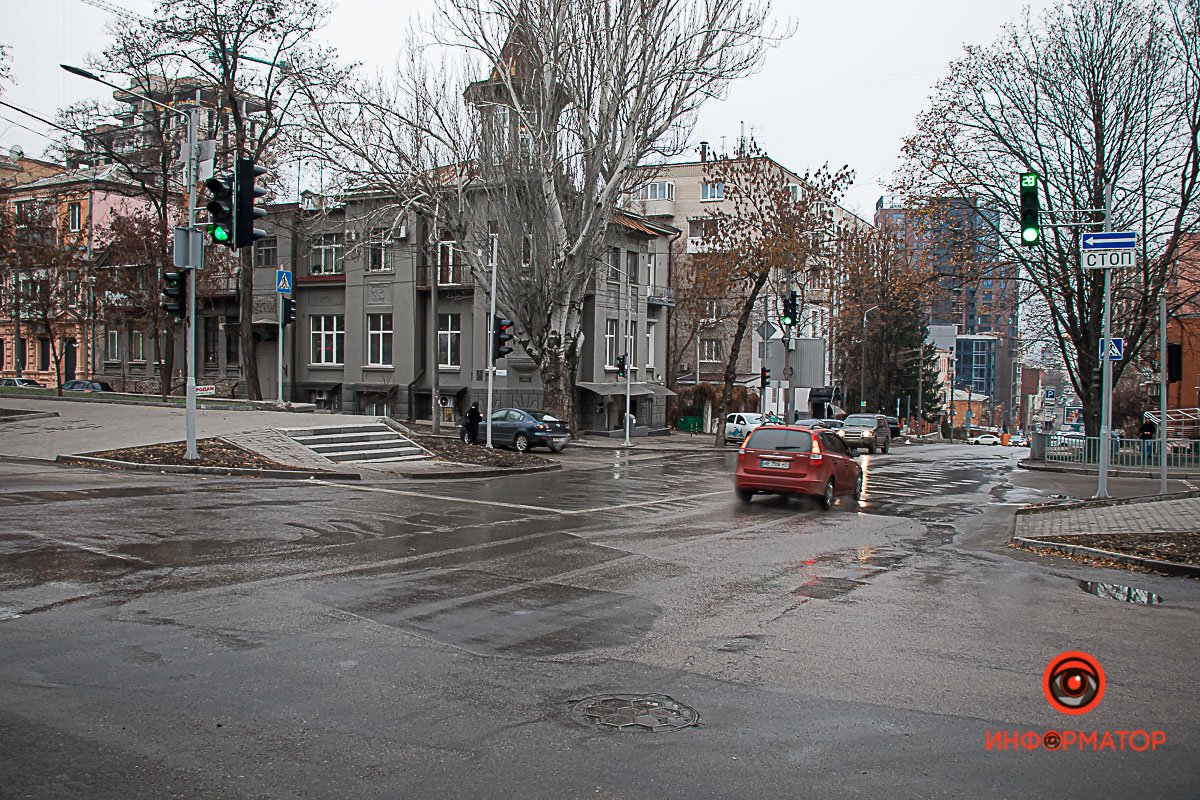 Вода стекает вниз по улице