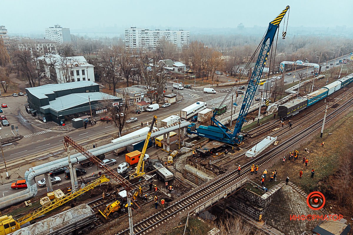 Один кран доставили из Запорожья