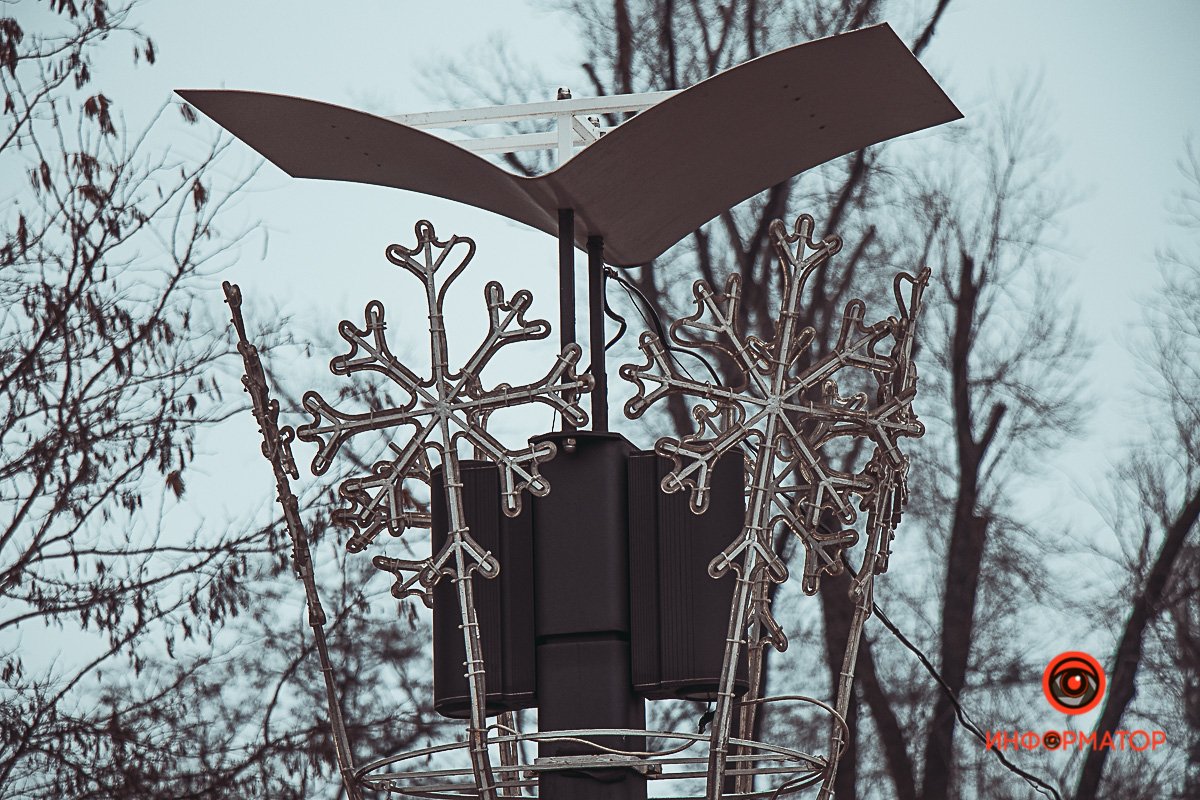 Снежинки на фонарных столбах