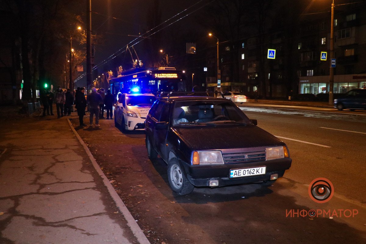 Ребенок переходил дорогу по "зебре". Ребенок переходил дорогу по "зебре".