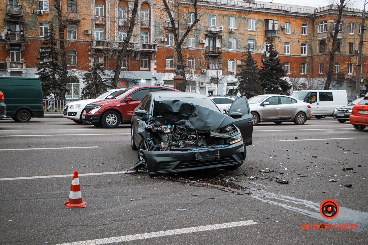 По словам водителя Volkswagen, он двигался в крайнем правом ряду По словам водителя Volkswagen, он двигался в крайнем правом ряду