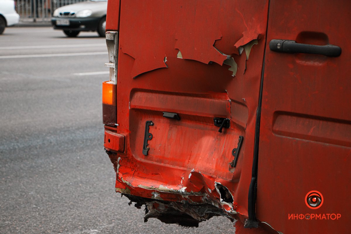 Микроавтобус ехал в соседнем Микроавтобус ехал в соседнем