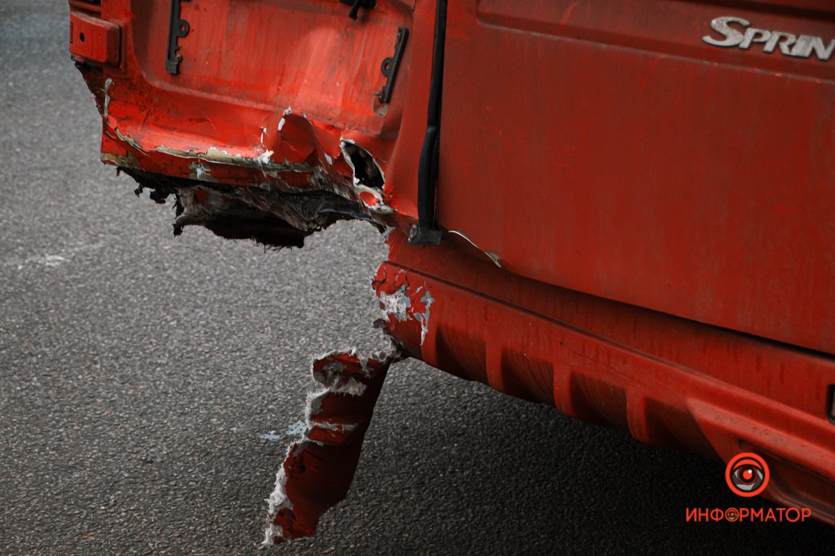 Микроавтобус начал перестраиваться Микроавтобус начал перестраиваться