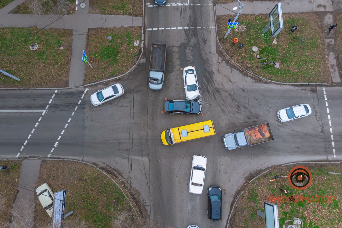 Здесь столкнулись автомобили Mercedes и Mazda