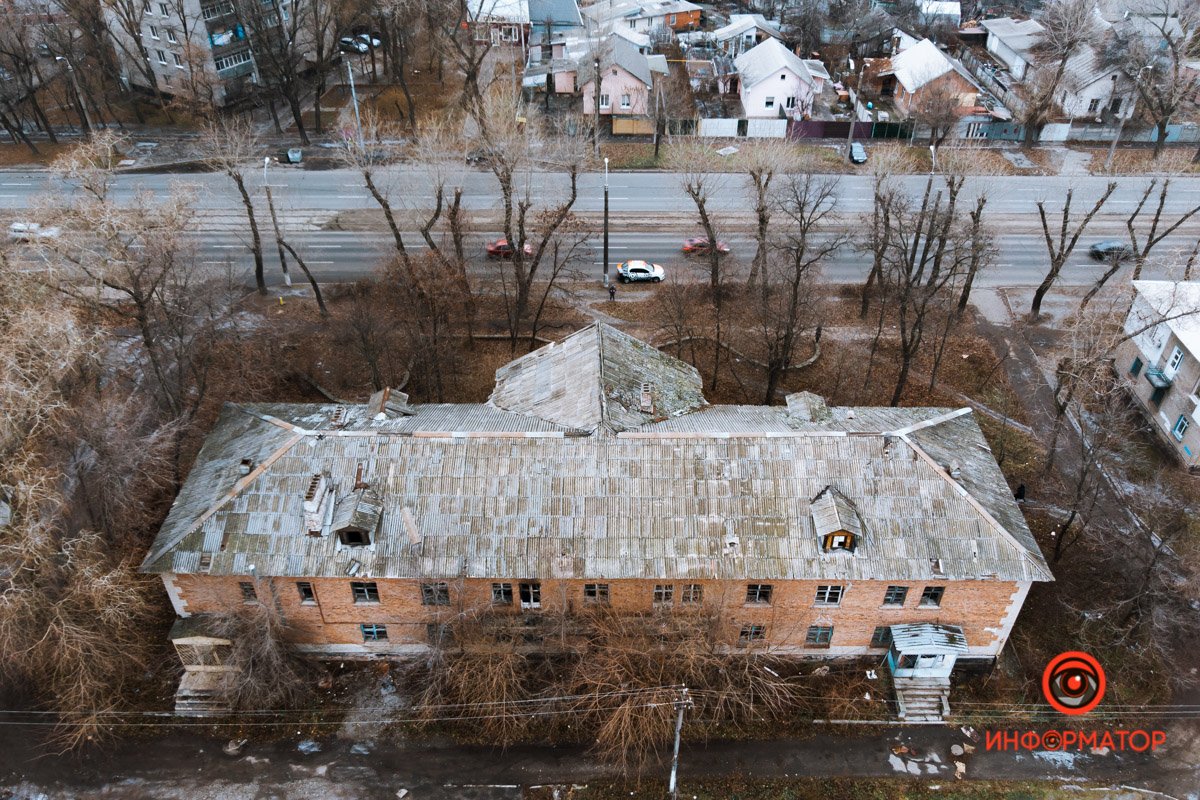 Не советуем лазать по заброшенной части дома Не советуем лазать по заброшенной части дома