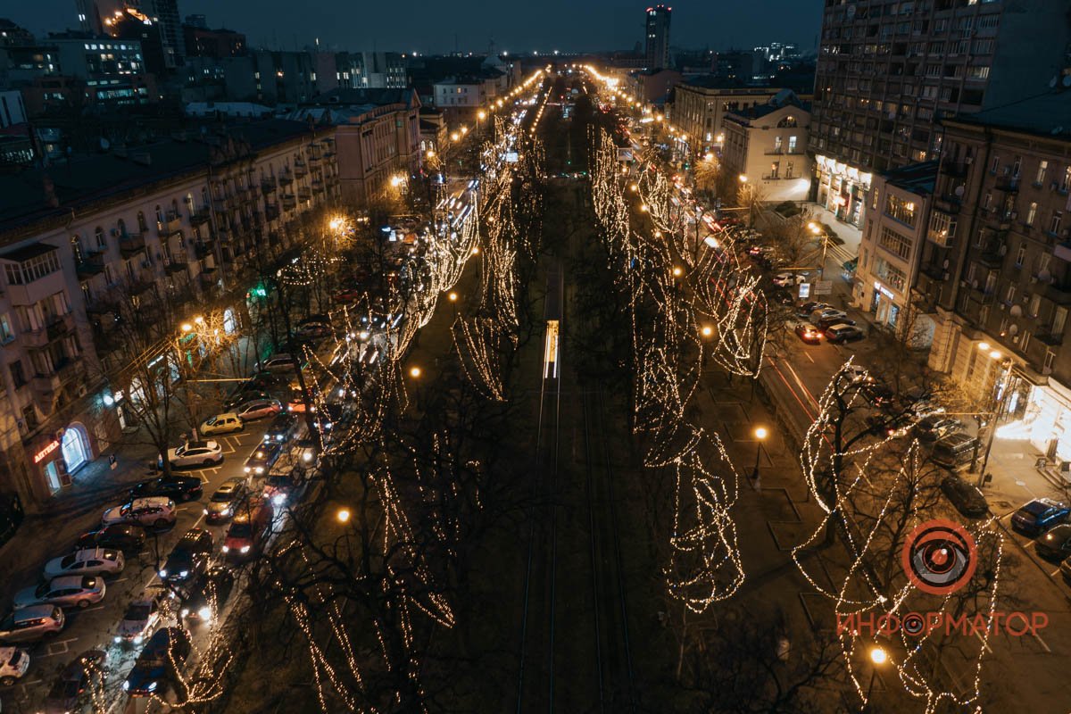 Ходят слухи, давно, Что могучий кудесник в замке