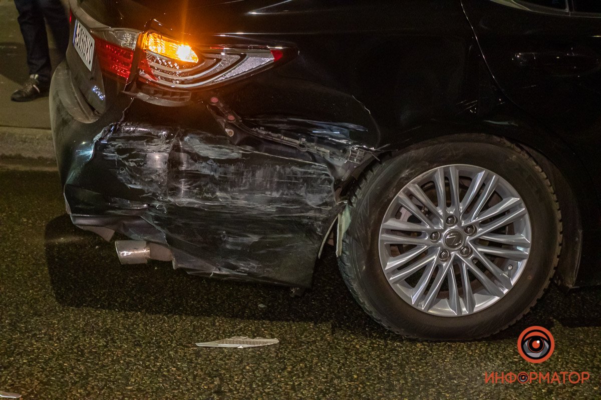 Удар пришелся в правый бок Lexus