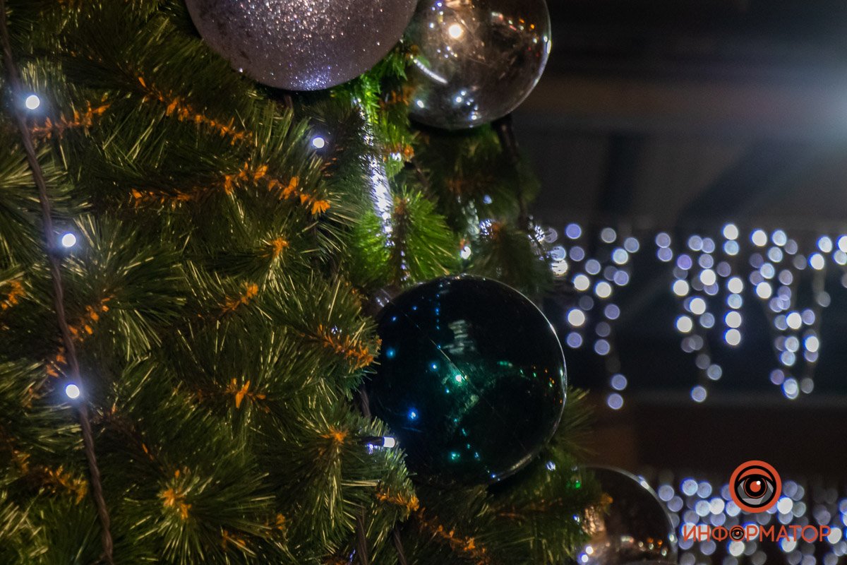 Украшена большими шарами