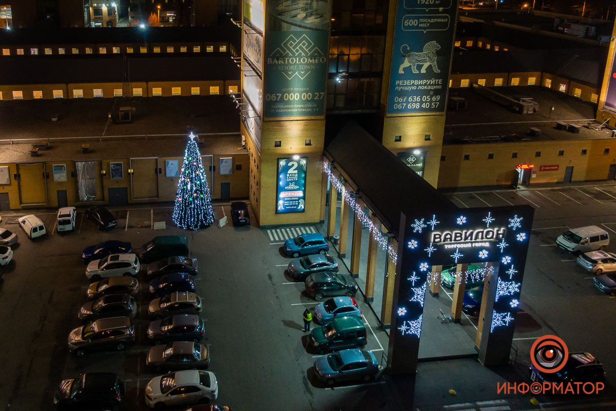 Стоит скромно в уголке