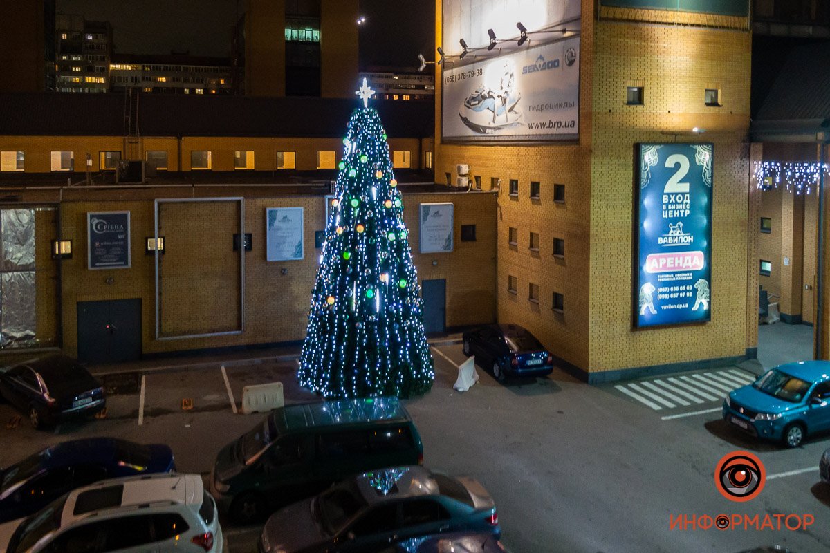 Сильно выделяется