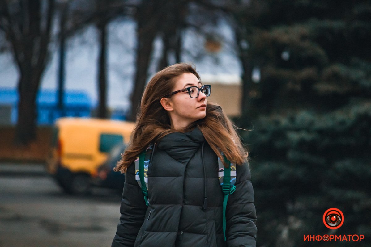 Что там? Машинка с оленьими рожками? Дед Мороз? Снег? НАМ ТЕПЕРЬ ТОЖЕ ИНТЕРЕСНО