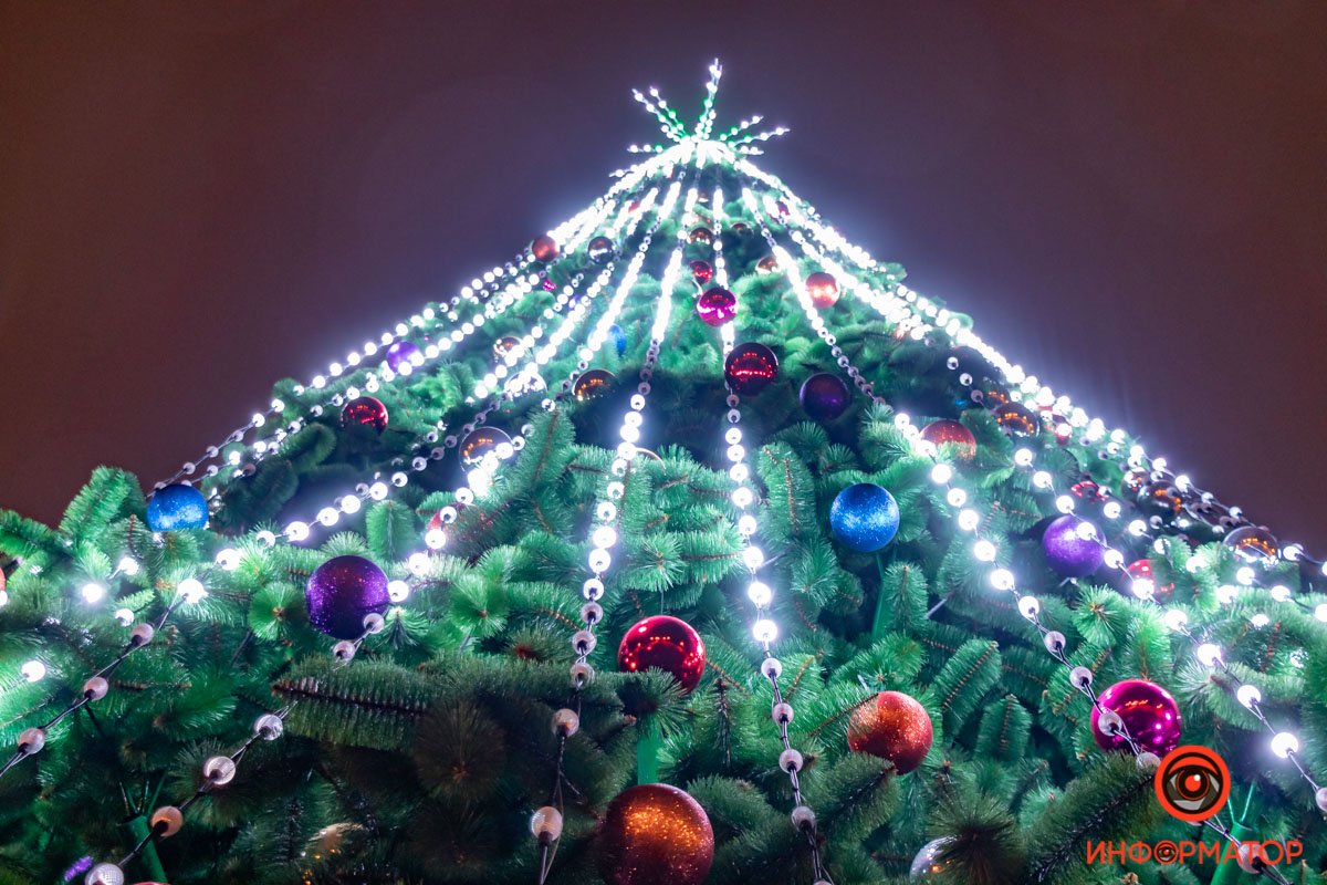 Украсили разноцветными шарами