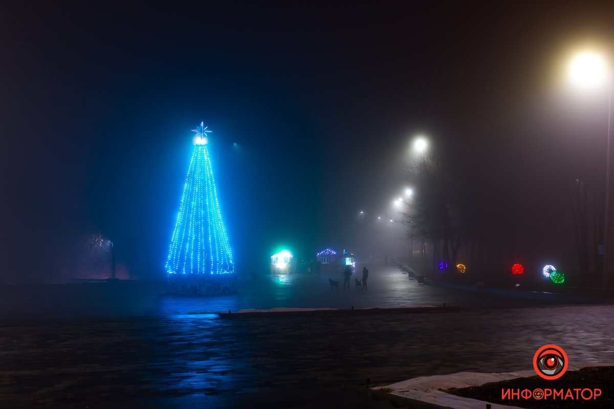 Свет от гирлянд формирует силуэт