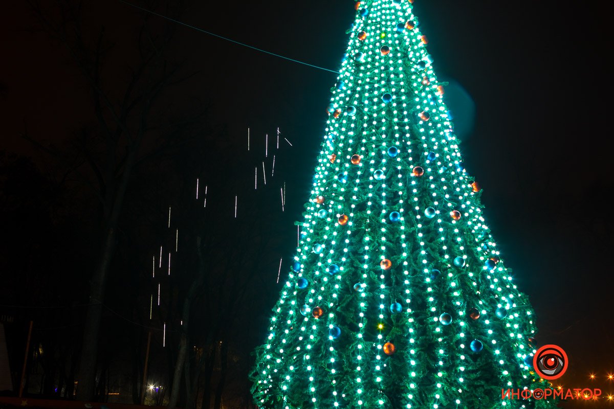 Глянец шаров отражает свет гирлянд