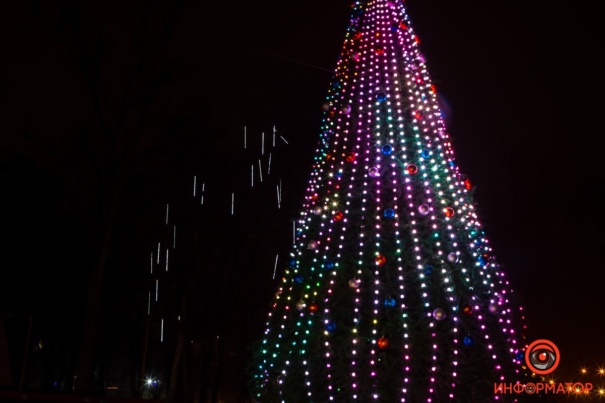 Рядом то ли падают звезды, то ли замерзли сосульки