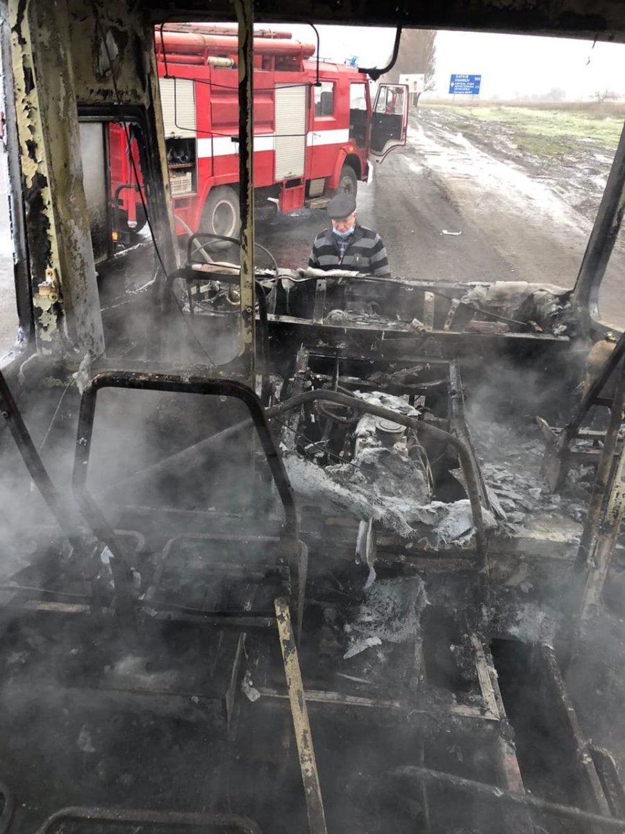 Автомобиль ехал в сторону улицы Новошкольной, когда из-под капота пошел дым Автомобиль ехал в сторону улицы Новошкольной, когда из-под капота пошел дым